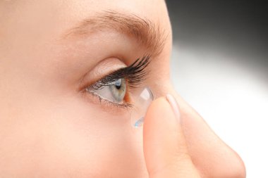 Kontakt lens, closeup koyarak genç kadın