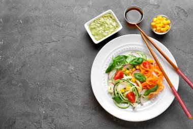 çiğ sebze spagetti