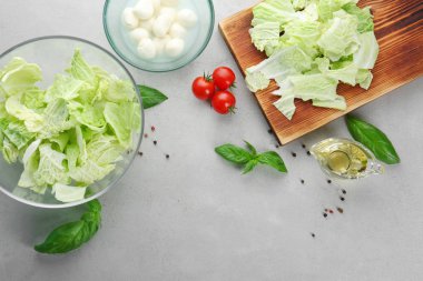 Taze yeşil lahana yaprakları ile kompozisyon