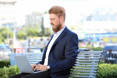 Bilgisayarlı genç adam