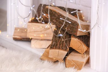 Noel ışıkları ile dekore edilmiş şömine