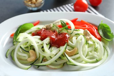 çiğ sebze spagetti