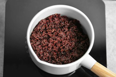 Tencere ile haşlanmış pirinç 