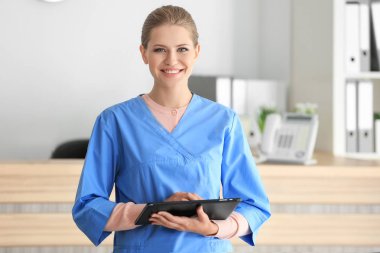 Genç resepsiyonist holding tablet 