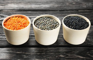 Farklı mercimek ile kase 