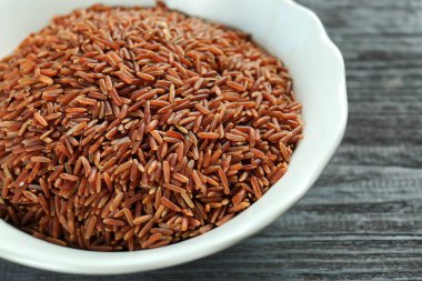 Ahşap masa üzerinde çiğ pirinç kase