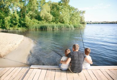 Baba ile oğlu iskelesinden nehrinde Balık tutma