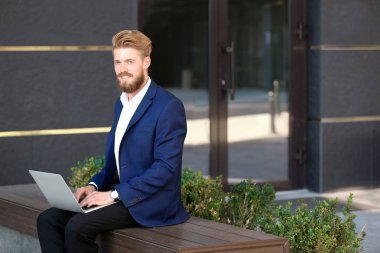 Bilgisayarlı genç adam