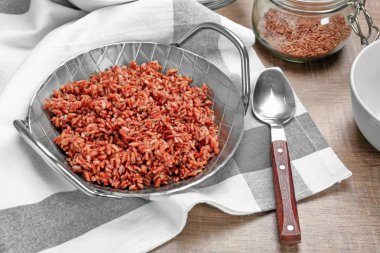 Tablo üzerinde pişmiş pirinç çanağı