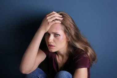 Hırpalanmış üzgün kadın  