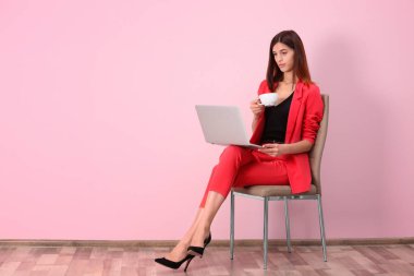 Dizüstü bilgisayarı olan genç kadın