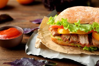 Lezzetli biftek sandviç tablo