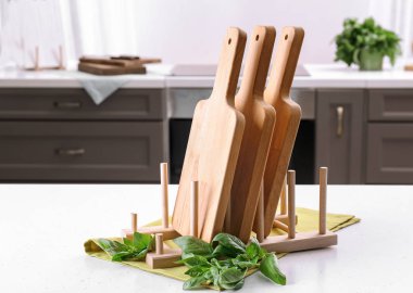 Tablo farklı ahşap kurullarında