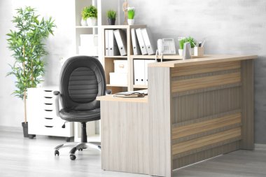 Boş resepsiyon masası kapalı