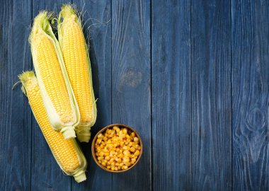 Mısır koçanı ve çekirdekleri ile kase 