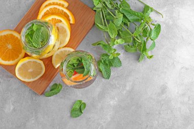 kavanoz meyve su tablo üzerinde infüzyon