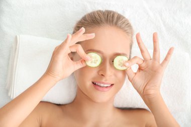 Salatalık dilimleri spa salonda olan kadın