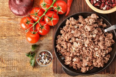 Kıyılmış et ve sebze pişmiş 