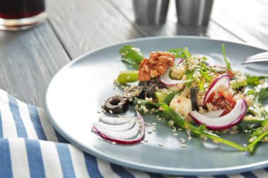 Quinoa salata ile plaka 