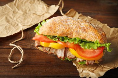 Lezzetli biftek sandviç tablo