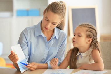 Sevimli kız ofiste çalışan genç psikolog