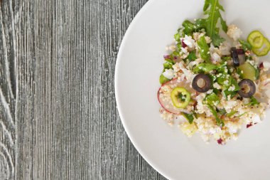 Quinoa salata ile plaka 