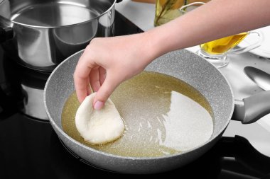 Mutfak kadın kızartma krep