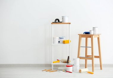 Beyaz duvar yakınındaki dekoratör araçları