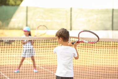 Tenis kortunda oynamak sevimli küçük çocuklar