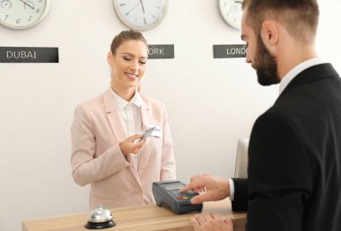Resepsiyonda otel odası için ödeme işadamı