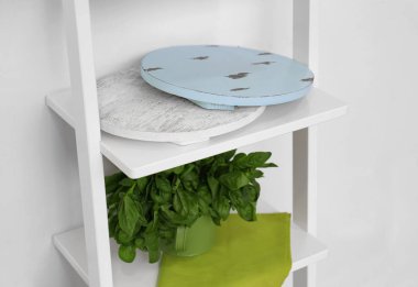 Farklı ahşap Komiteler ile depolama standı