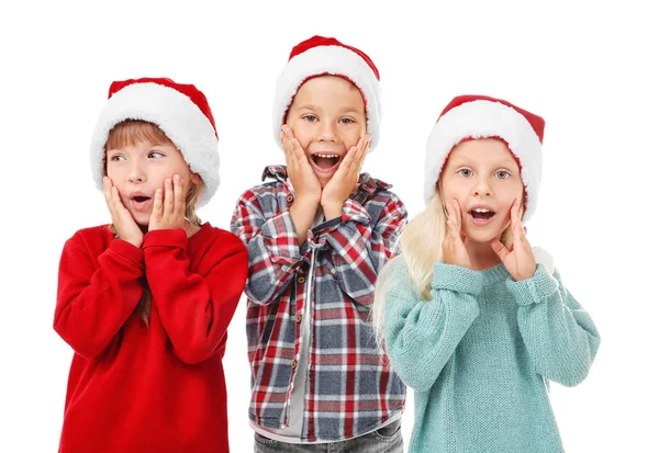 Bonito crianças em Santa chapéus no fundo branco — Fotografia de Stock
