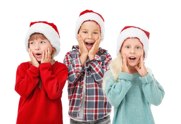 Lindos niños en sombreros de Santa sobre fondo blanco — Foto de Stock