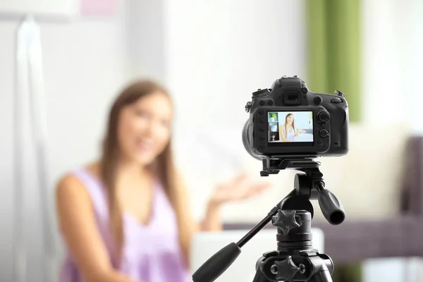 Blogueira feminina na tela da câmera — Fotografia de Stock