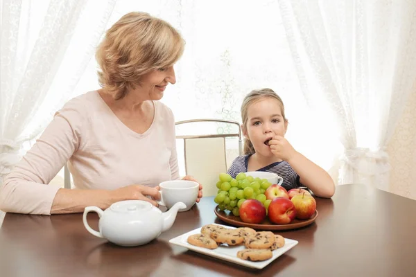 Süßes kleines Mädchen und ihre Großmutter — Stockfoto