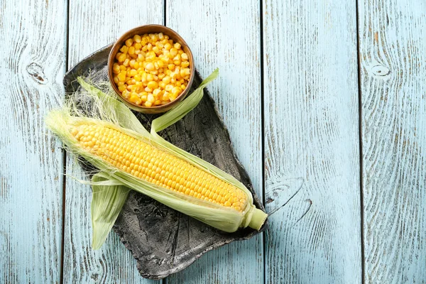 Mısır mısır koçanı ve çekirdekleri tepsi ile kase