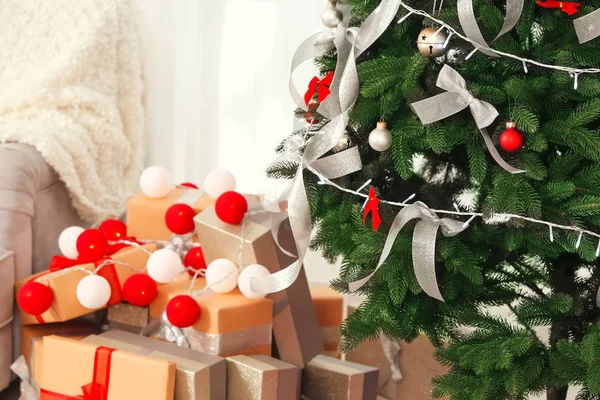 Beau sapin avec rubans argentés et lumières de Noël — Photo