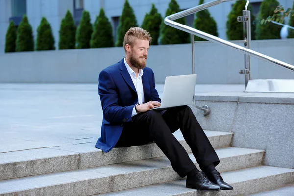 Jonge man met laptop — Stockfoto