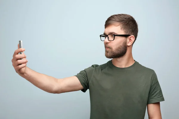 Joven tomando selfie contra fondo de color —  Fotos de Stock