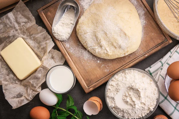 Ruwe deeg en ingrediënten — Stockfoto