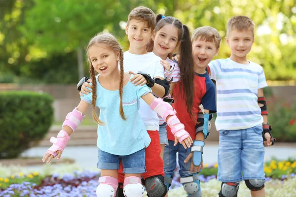 Enfants actifs patin à roulettes dans le parc — Photo