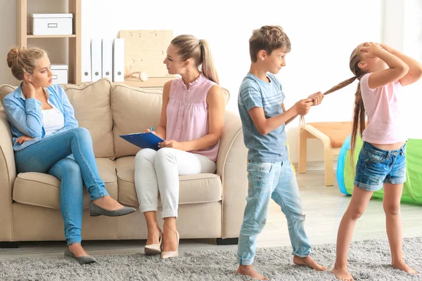 Jong kinderpsycholoog werken met familie in kantoor — Stockfoto