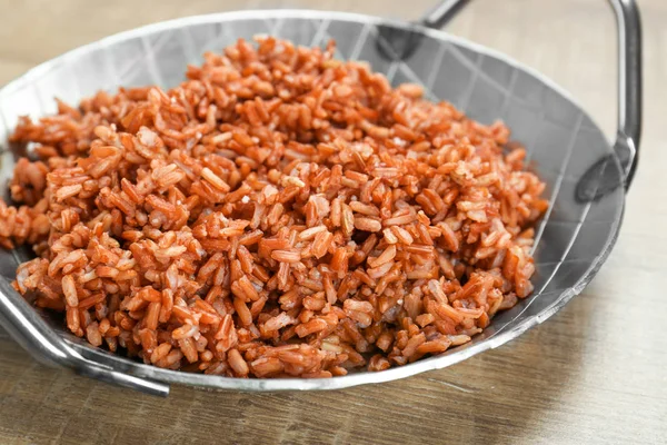 Plato con arroz cocido en la mesa — Foto de Stock