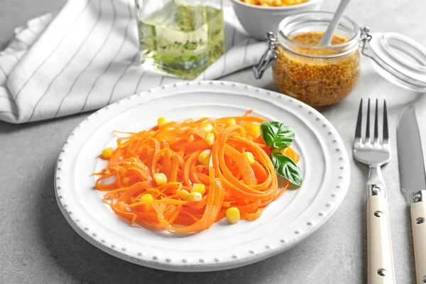 Rauwe wortel spaghetti — Stockfoto