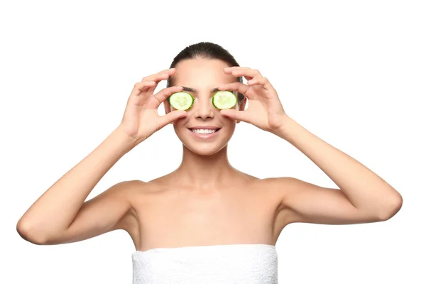 Mujer joven con rodajas de pepino —  Fotos de Stock