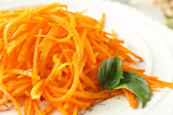 Тарелка с морковным салатом, крупным планом — стоковое фото