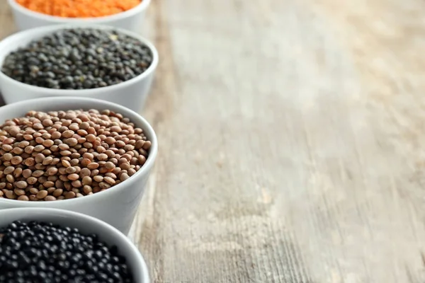 Tigelas com lentilhas diferentes — Fotografia de Stock