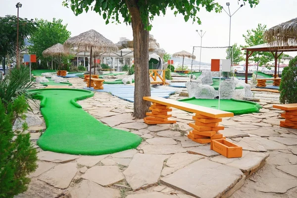 Мініатюрне поле для гольфу на тропічному курорті — стокове фото