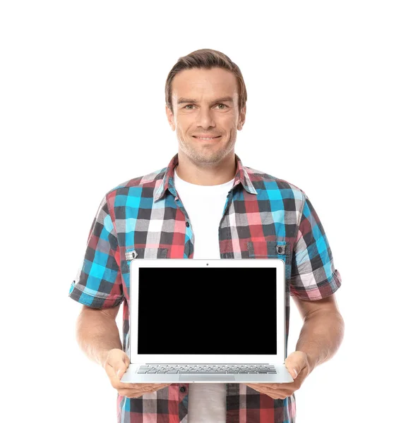 Jeune homme tenant ordinateur portable sur fond blanc — Photo