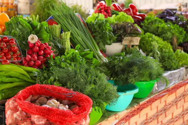 Assortment of herbs and vegetables on counter — Stock fotografie